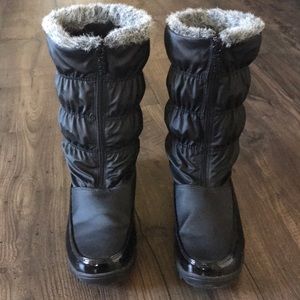 Women’s Totes snow boots size 10
